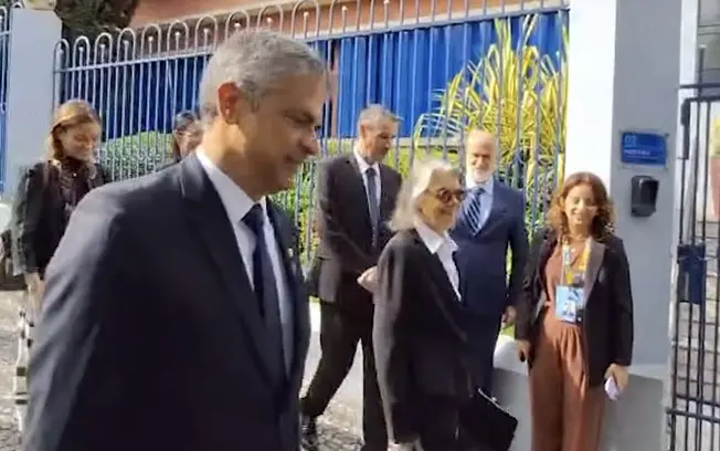 Ministra Cármen Lúcia votou em Belo Horizonte, Minas Gerais, e foi aplaudida por eleitores ao aguardar na fila por 16 m…
