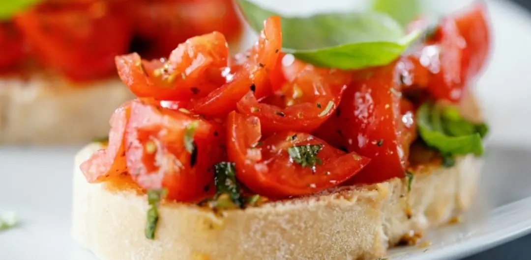 Bruschetta e mini sanduíches são opções fáceis pra quem quer acompanhar a apuração do primeiro turno em casa. É bom ter…