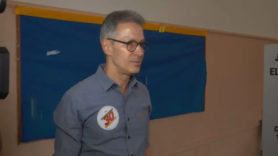 Romeu Zema votou na Escola Estadual Delfim Moreira em Araxá, Minas Gerais, na manhã deste domingo. É interessante ver o…