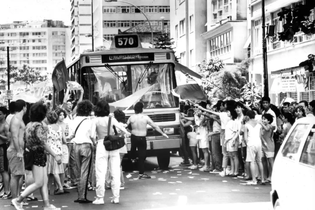 Homens votando em 1894, só maiores de 21 anos, era o começo. A mudança de cédula de papel para a urna eletrônica em 199…