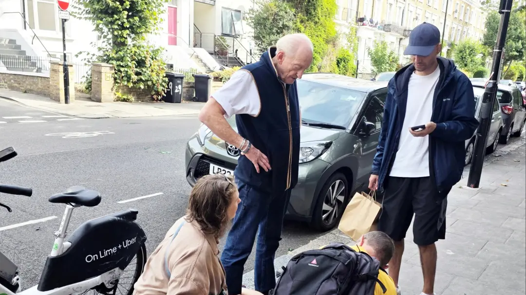 Charles Dance, ator de Game of Thrones, foi visto perto de uma mulher sangrando na calçada após um acidente entre uma m…