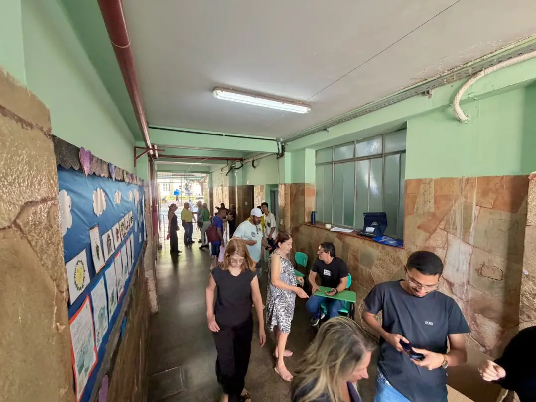 Goiânia teve votação tranquila na manhã de domingo, com fluxo regular nos primeiros locais. A proibição de propaganda e…