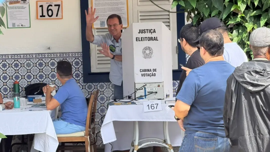 Eduardo Paes votou no Gávea Golf Club, em São Conrado, no Rio de Janeiro. Ele fala sobre a crise institucional e a nece…