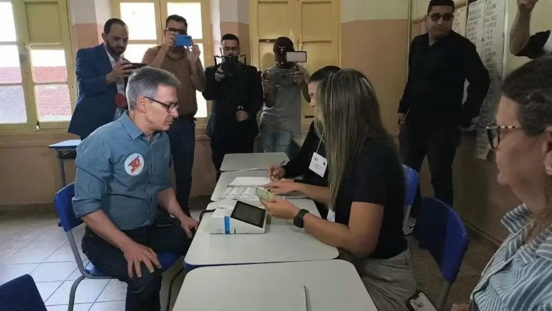 Romeu Zema votou às 9h em Araxá, MG, no domingo. Os dados de pesquisa mostram ele com 1% das intenções de votos válidos…