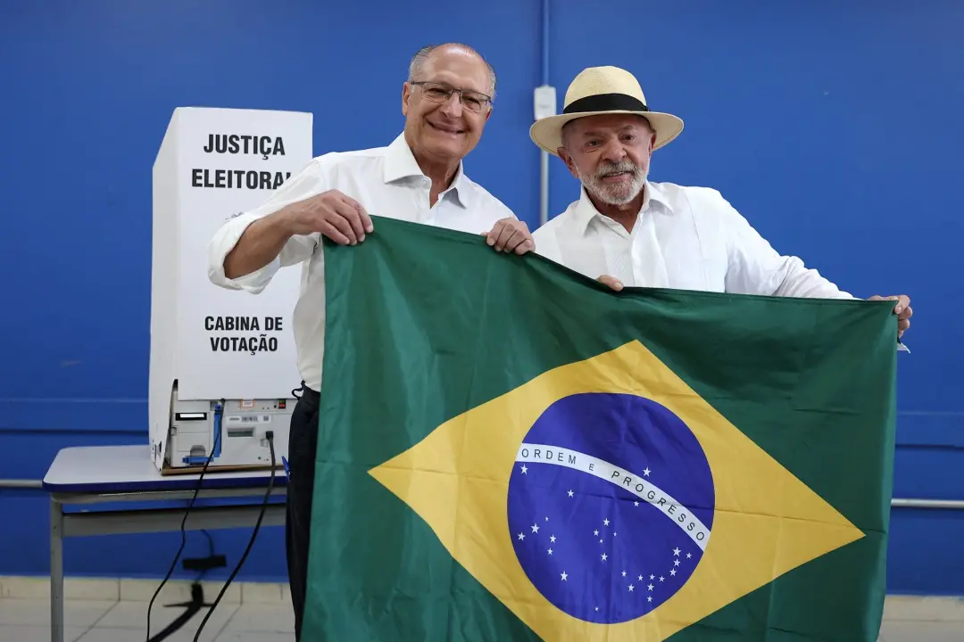 São Bernardo do Campo, onde Lula votou, viu o presidente falar que o povo vai escolher entre democracia ou barbárie. A …
