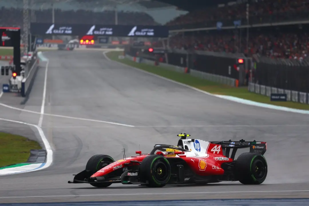 No GP de Bahrain, problemas técnicos fizeram alguns carros sofrerem um glitch que anulou o controle do acelerador duran…