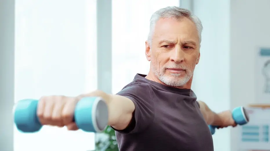 Dez minutos diários de exercício de resistência podem ajudar adultos acima de 40 anos a manter massa muscular. A ideia …
