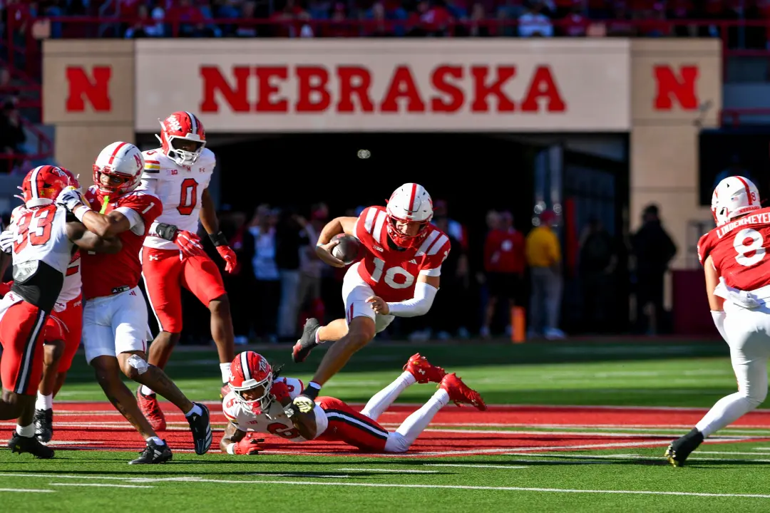 Nebraska fez cinco vitórias e está com cinco jogos sem perder pela primeira vez em dez anos. Essa vitória por 25 pontos…