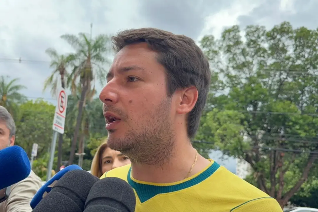 João Henrique Catan, do Novo, votou em Campo Grande neste domingo, chegando na escola municipal às 7h40 com família. A …