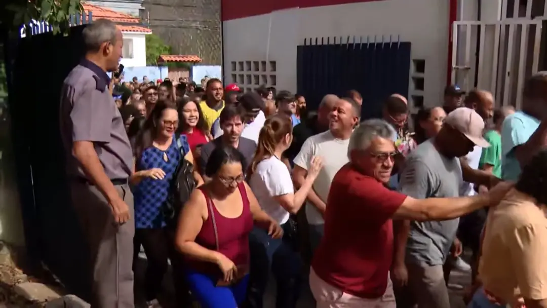 Colégio Estadual Luiz Viana em Salvador viu um empurra-empurra de eleitores na abertura dos portões. Isso mostra a pres…