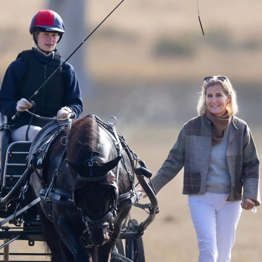 Lady Louise Windsor, 22 anos, participou de competição de carroça no Windsor Great Park, com o apoio da mãe, Duquesa So…