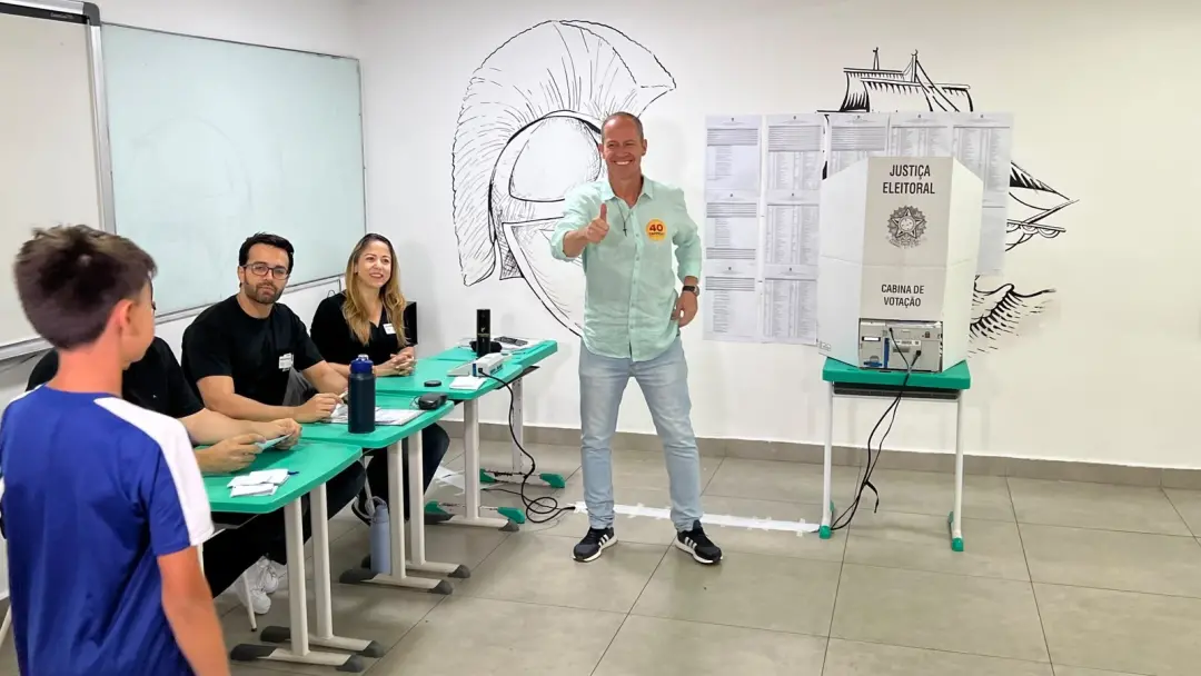 Ricardo Cappelli votou no Sudoeste, em Brasília, acompanhado da família. A expectativa dele é a melhor possível, pois a…