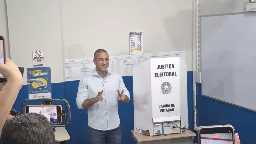 Arthur Henrique foi o primeiro a votar em Boa Vista hoje, na Universidade Estadual de Roraima. A disputa pelo governo d…