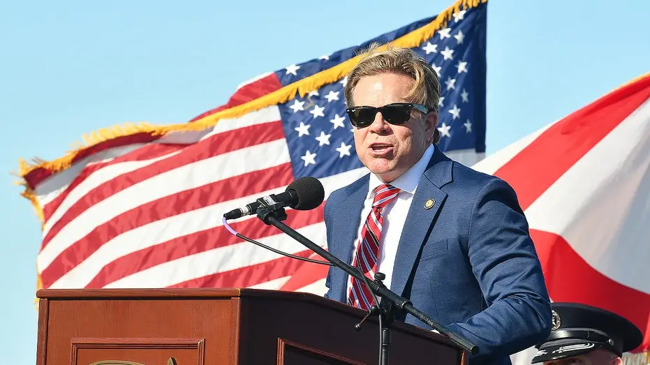 Mike Haridopolos, político republicano da Flórida, ajudou a derrubar o congressista Cory Mills numa primária de 2026. A…