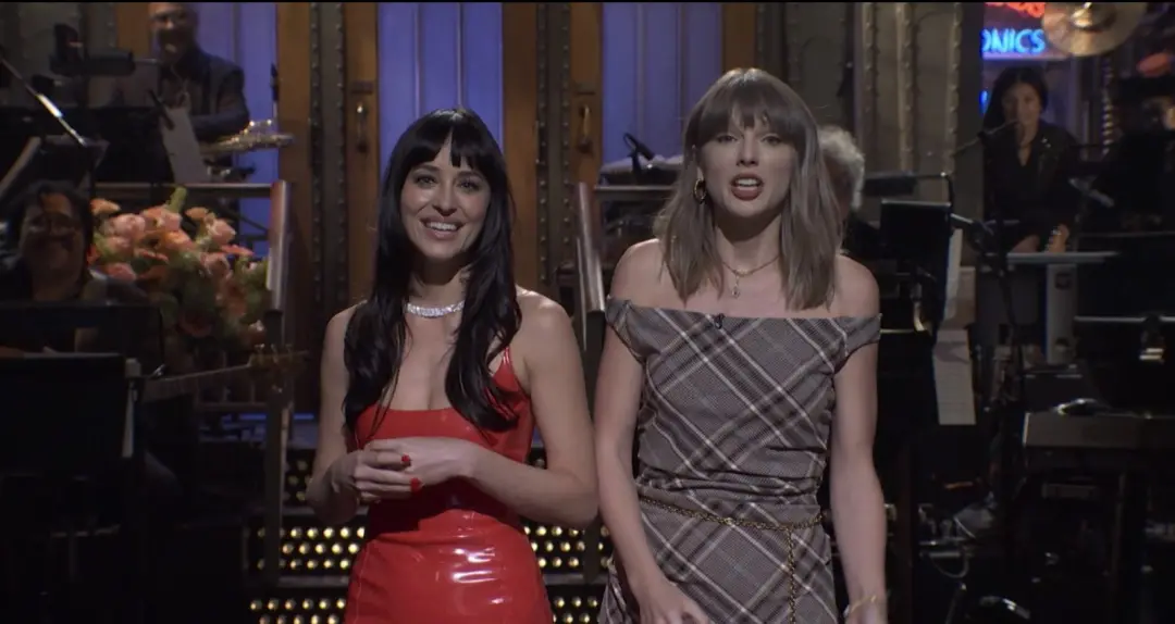 Taylor Swift apareceu no SNL para comentar os divórcios públicos de Dakota Johnson, citando os ex parceiros dela. Eu en…