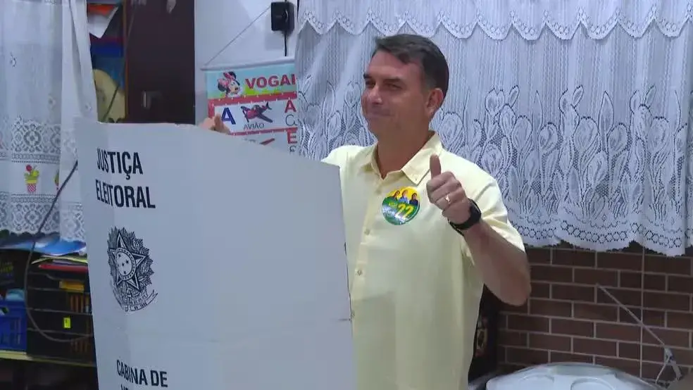 Flávio Bolsonaro votou na Escola Municipal Barão Homem de Mello, na zona norte do Rio de Janeiro, nesta manhã. É um mom…