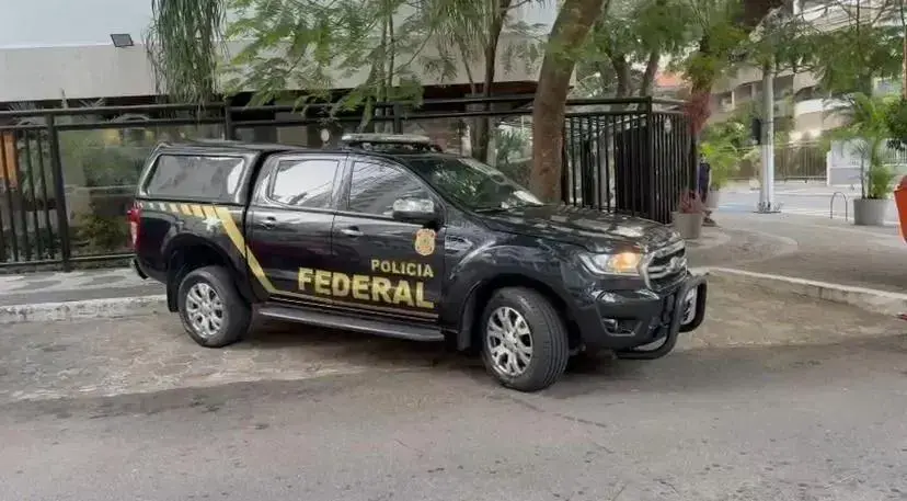 Em Rio Largo, Alagoas, um homem foi preso carregando quase R$ 866 mil em cheques e material de campanha. Essa quantidad…