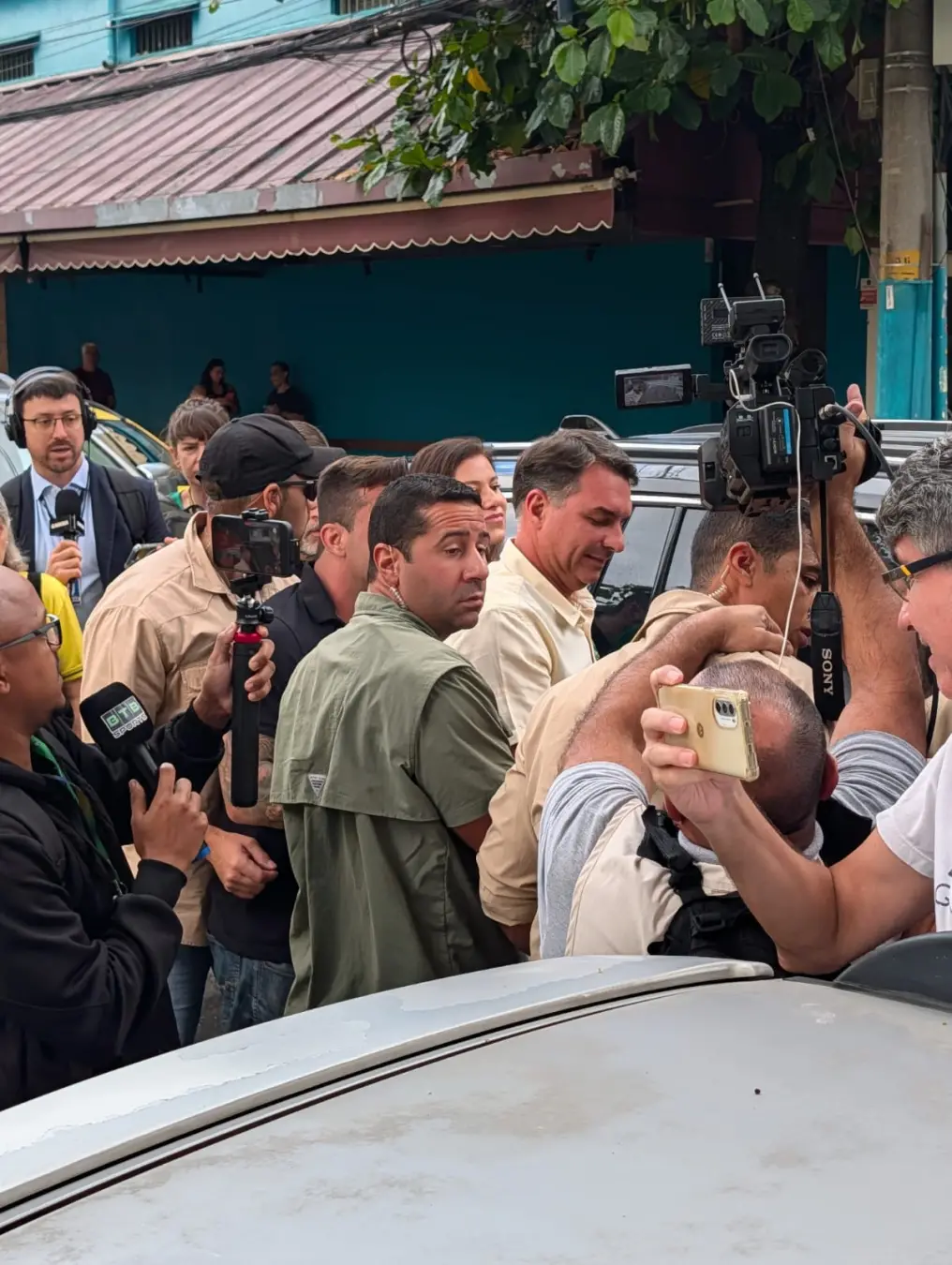 Flávio Bolsonaro chegou à escola municipal em Vila Isabel às 8h com Douglas Ruas e candidatos do PL. A presença dele ge…