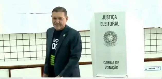 Nunes Marques votou em Brasília no primeiro turno das eleições, logo após a abertura das urnas. Isso mostra que os proc…