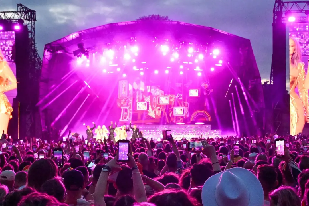 Jennifer Lopez vai se apresentar em Brighton Pride, seu primeiro show completo no Reino Unido em 15 anos. Isso mostra q…