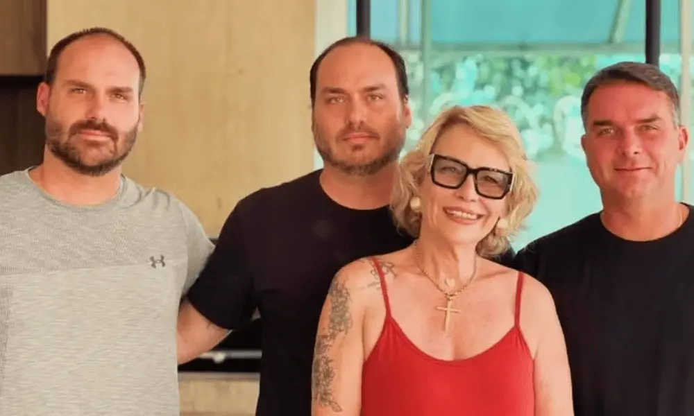 Rogéria Bolsonaro afirmou que a família está esperançosa sobre o resultado do pleito, no local de votação de Flávio Bol…