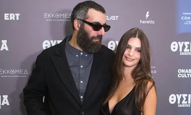 Emily Ratajkowski vestindo um vestido semi-transparente em Atenas, no evento de estreia do filme Sacrifice. A escolha d…