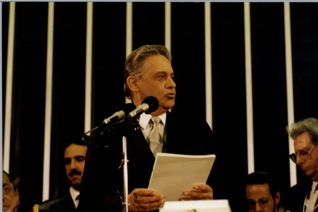 FHC foi o único presidente eleito duas vezes no primeiro turno, tendo atingido 54% dos votos em 1994 e 53% em 1998. É i…