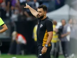 Técnico campeão no São Paulo feminino vem da base e pediu coração e cérebro em final. Isso mostra que o caminho da form…