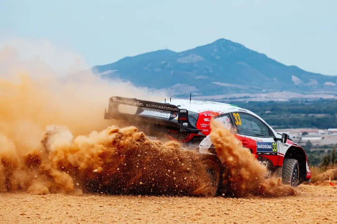 Evans teve um furo no pneu na penúltima etapa do WRC Sardinia, no dia decisivo do campeonato. Isso jogou a disputa do t…