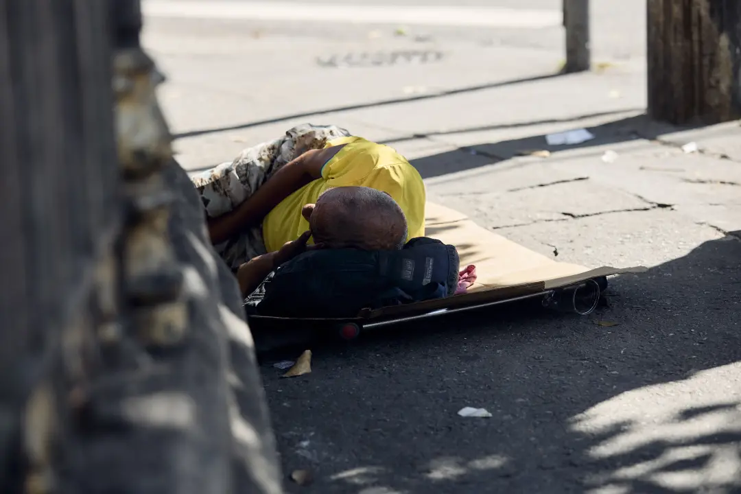 No Rio de Janeiro, o MP aponta 35,4 mil pessoas em situação de rua no estado, com a capital registrando 8.195 em 2024, …