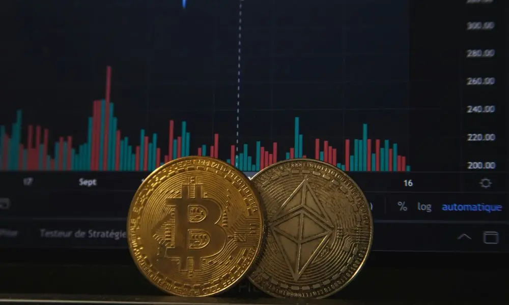 Um caso de criptofraude envolveu US$ 16 milhões em criptomoedas, onde criminosos criaram laços de confiança para aplica…