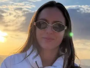 Atriz brasileira foi presa pelo ICE no aeroporto dos EUA e está detida há mais de um mês. Essa situação levanta questõe…