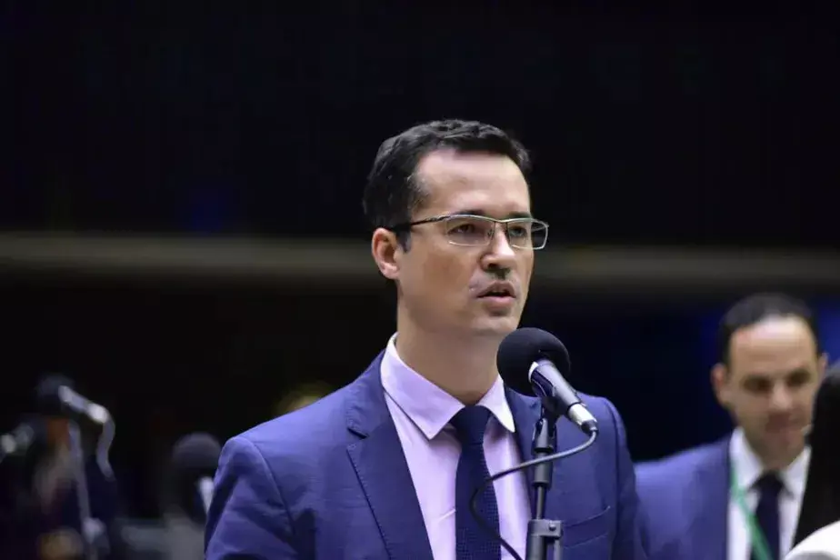 Flávio Bolsonaro e Sergio Moro pedem votos para Deltan Dallagnol no Paraná mesmo com o TSE ter barrado o registro dele …