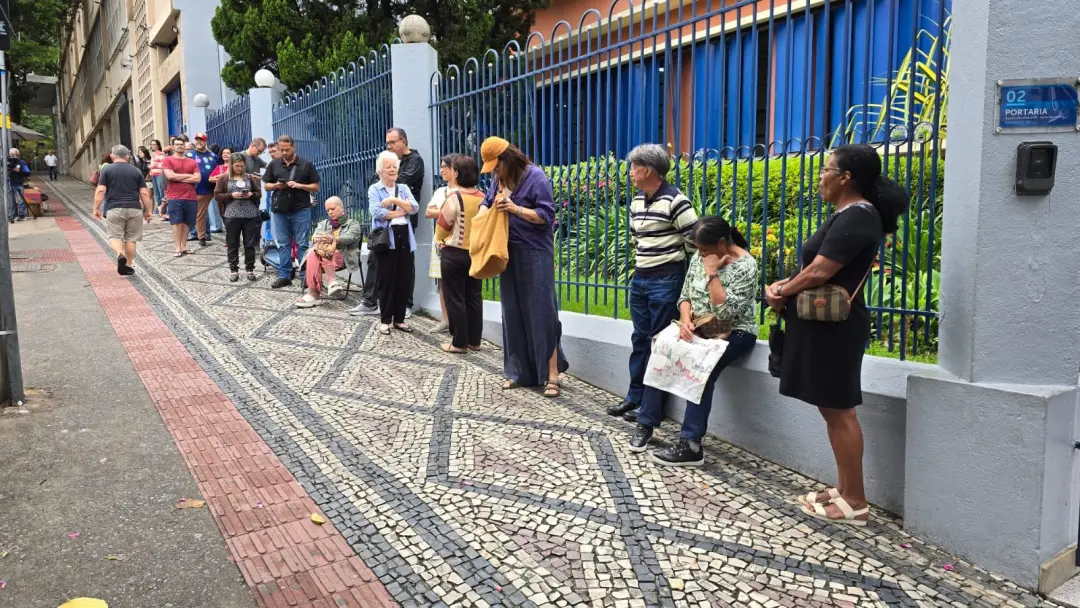 Em Belo Horizonte, o voto começou com movimento intenso em seções eleitorais no domingo. Ver filas contornando quarteir…