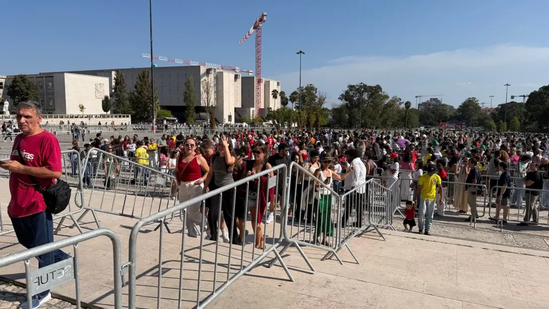 Em Lisboa, o cônsul disse que o Consulado aprendeu com as filas de 2022 e melhorou o atendimento, passando de esperas d…