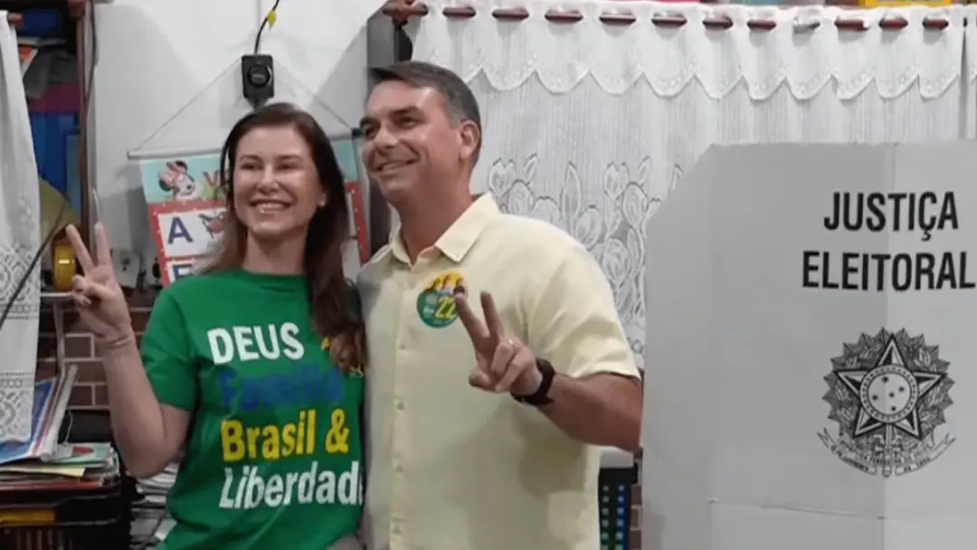 Flávio Bolsonaro votou na Escola Municipal Barão Homem de Mello, em Vila Isabel, às 8h10 deste domingo. A presença da m…