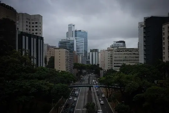 Frente fria avançando por São Paulo, Paraná, Santa Catarina e Mato Grosso do Sul no domingo, com risco de temporais e g…