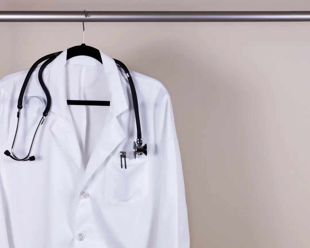 Jonathan Tyes, um estudante de primeira geração, passou por dificuldades sérias para virar médico nos Estados Unidos. A…