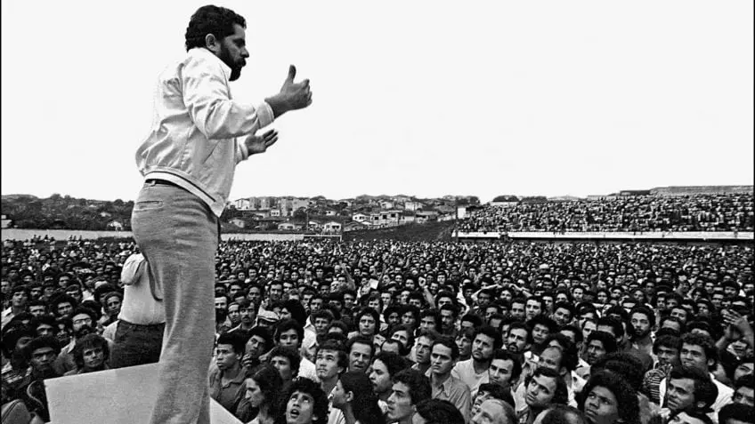 Torneiro mecânico em São Bernardo do Campo, Lula começou a vida na metalurgia e no sindicalismo. Aquele início no ABC p…