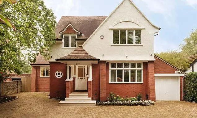 Mansion em Cheshire listada por 1,25 milhão de libras, um salto de 85 por cento em cinco anos. Essa valorização mostra …