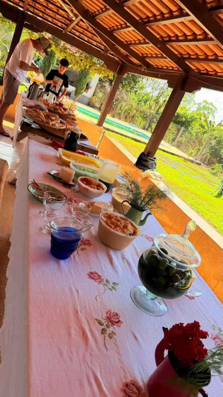 Fazenda Laranjo, em Itapecerica, leva mandioca, leite e ovos para o Centro do município. Essa ligação da roça ao consum…