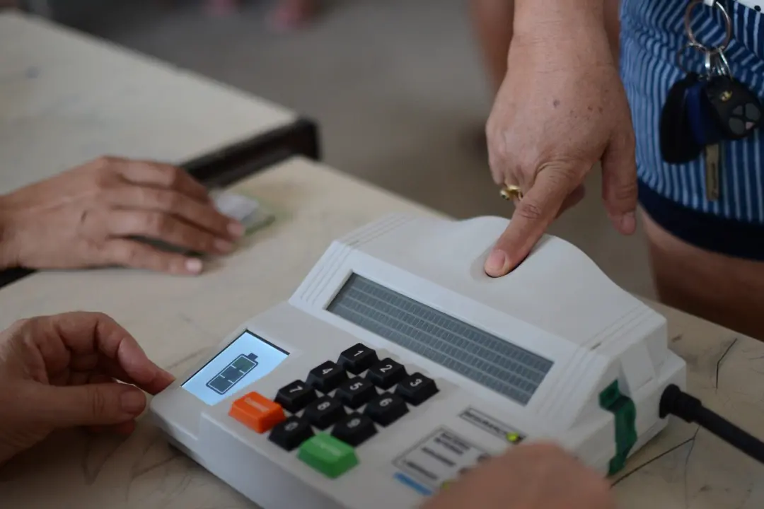 Roraima tem 401 mil eleitores votando neste domingo para as Eleições 2026. A gente vê como a organização do TRE-RR mobi…