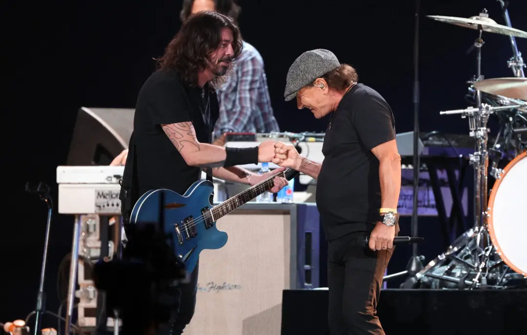 Dave Grohl se juntou ao AC/DC no MetLife Stadium, em Nova Jersey, para tocar Highway To Hell no último show da turnê Po…