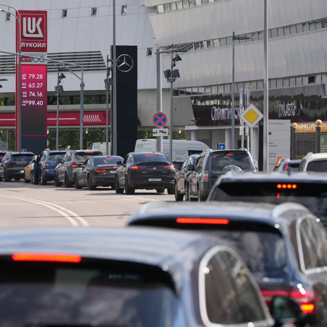 Russos estão comprando carros elétricos chineses porque ataques ucranianos estão deixando combustível escasso. Isso mos…
