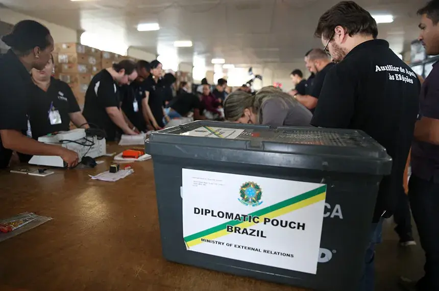 918 mil brasileiros aptos a votar no exterior neste domingo. Um aumento de quase 32% desde 2022 mostra mais pessoas bus…