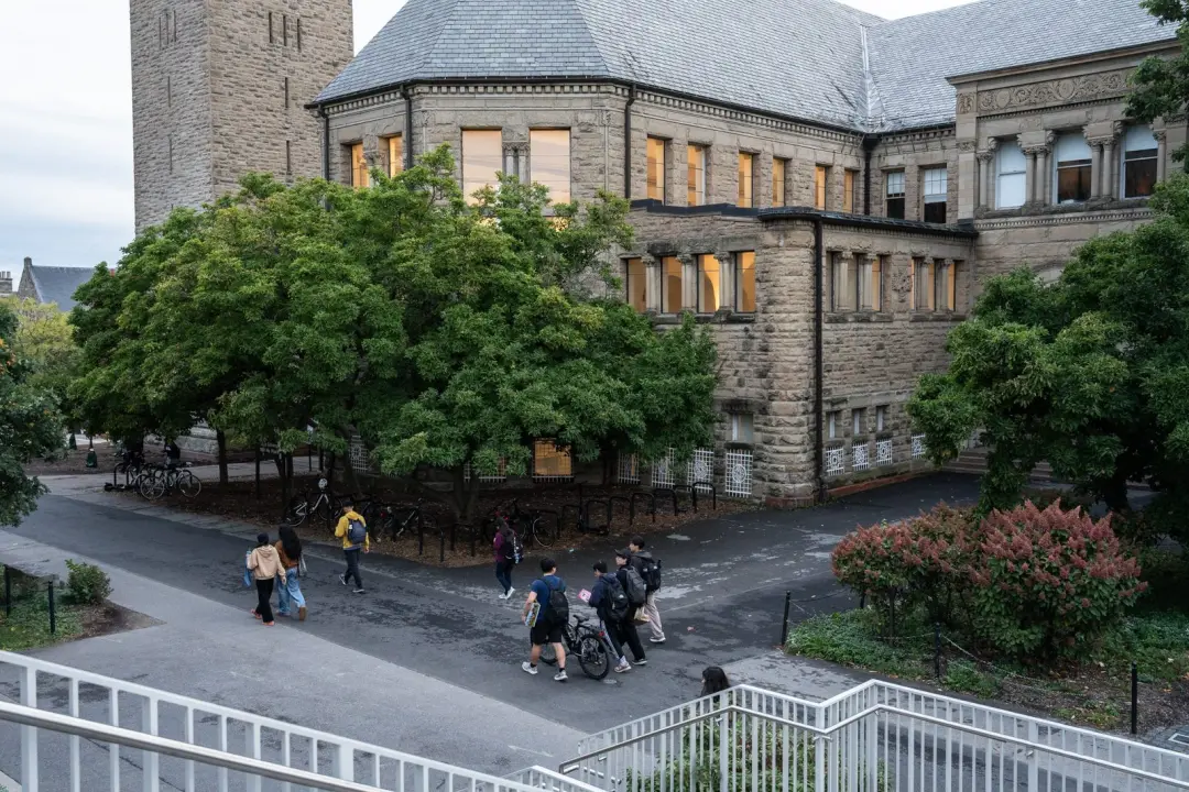 Cornell University enfrentou alegações graves de estupro em grupo envolvendo membros de fraternidade em 2024. É preocup…