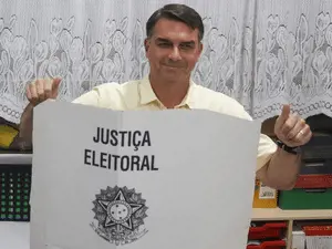 Flávio Bolsonaro votou no Rio pedindo apoio para resolver a eleição no primeiro turno. É impressionante a forma que ele…