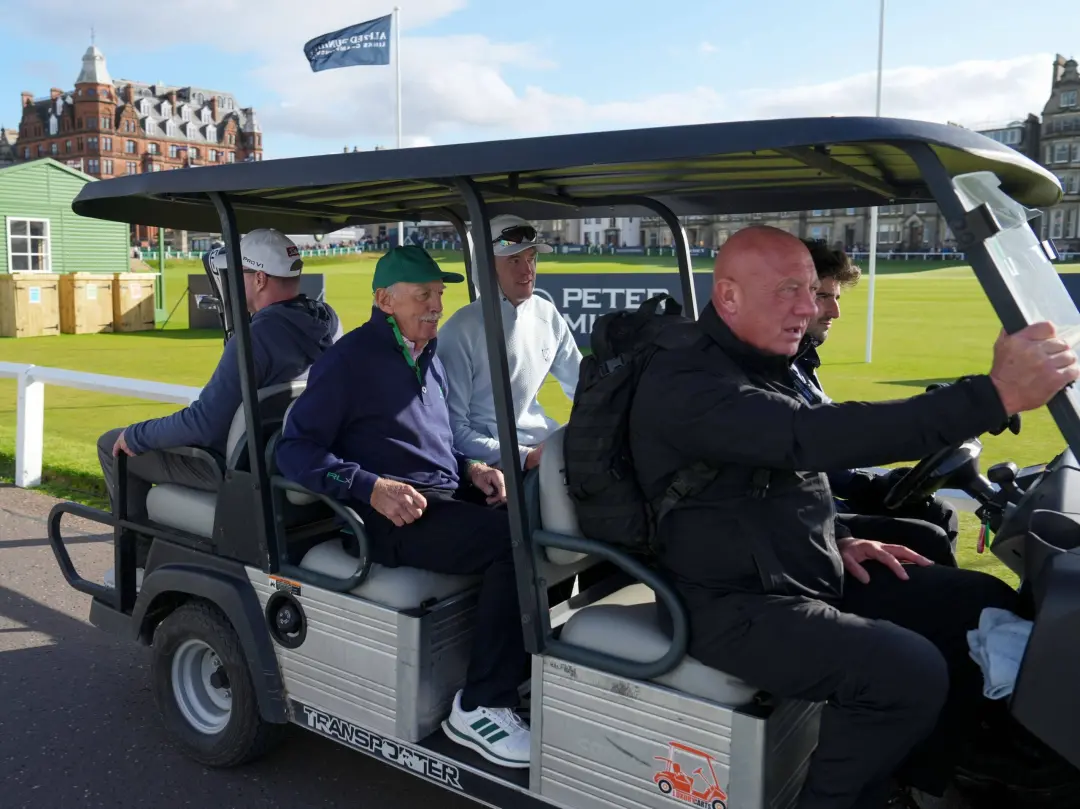 Dermot Desmond foi alvo de protesto com bolas de tênis em St Andrews, na Escócia. O protesto veio de torcedores do Celt…