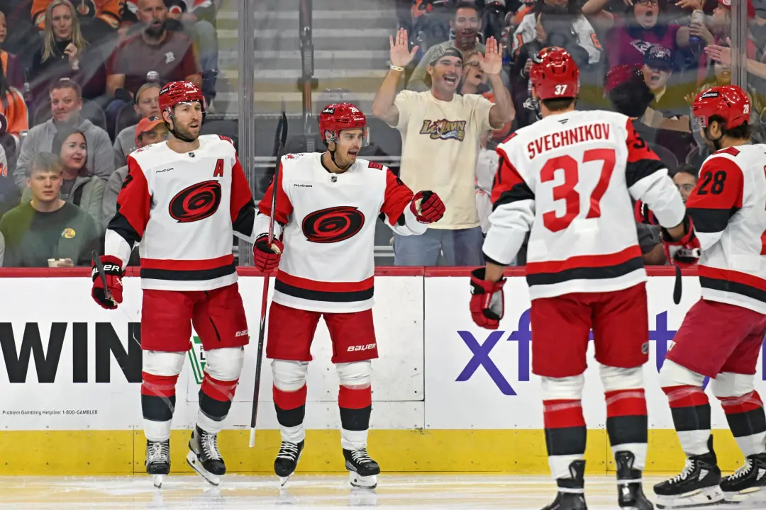Carolina Hurricanes venceu os Flyers por um lance único no overtime, no terceiro jogo da temporada, na estrada. É um si…