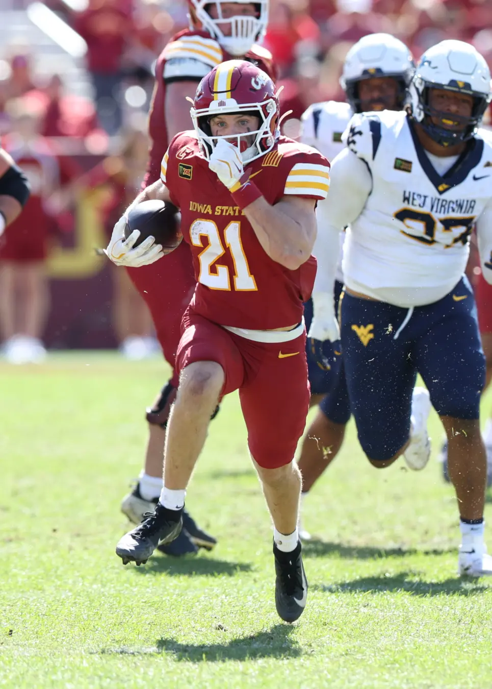 Aiden Flora fez uma atuação incrível, correndo mais de 200 metros e marcando três touchdowns para o Iowa State vencer o…